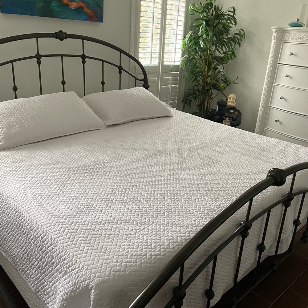 Herring quilted coverlet with 2 shams